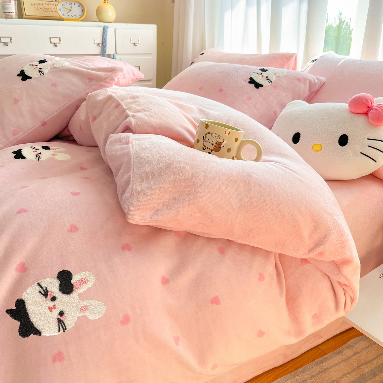 91家纺网 家纺一手货源 找家纺 如一 2025新款卡通毛巾绣系列牛奶绒四件套 领结粉兔