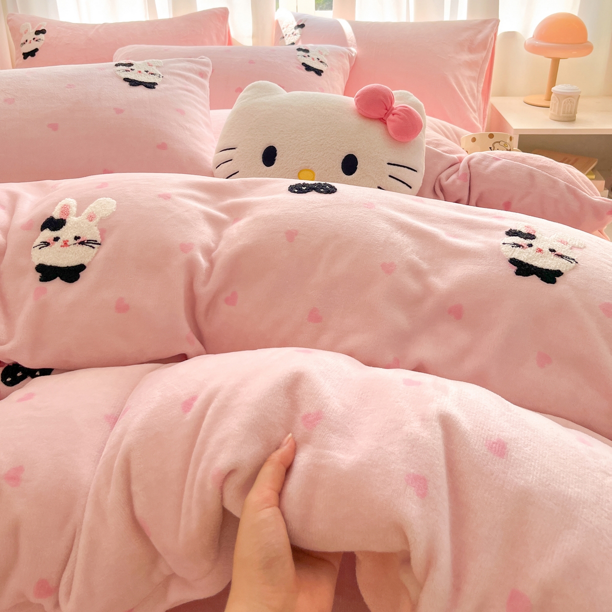 91家纺网 家纺一手货源 找家纺 如一 2025新款卡通毛巾绣系列牛奶绒四件套 领结粉兔