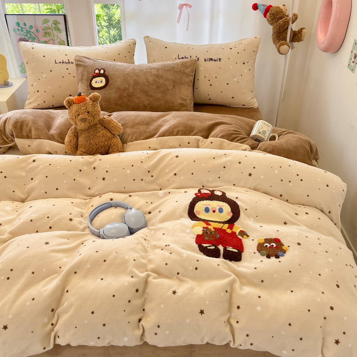 91家纺网 家纺一手货源 找家纺 如一 2025新款卡通毛巾绣系列牛奶绒四件套 拉布饼干