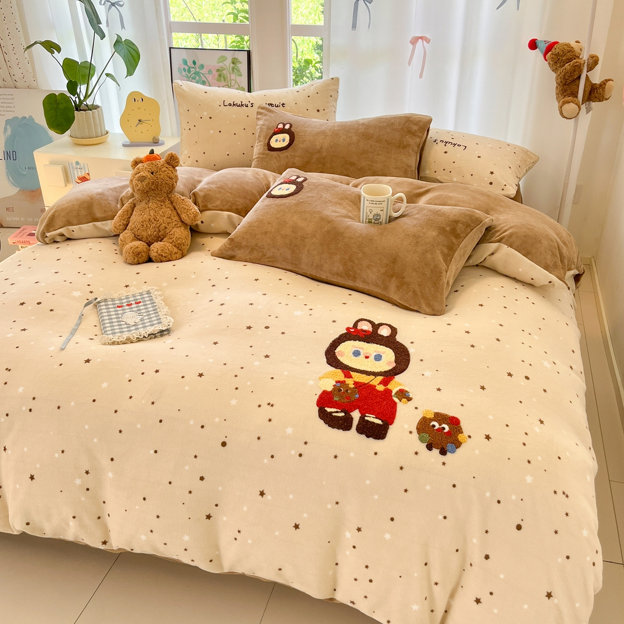 91家纺网 家纺一手货源 找家纺 如一 2025新款卡通毛巾绣系列牛奶绒四件套 拉布饼干