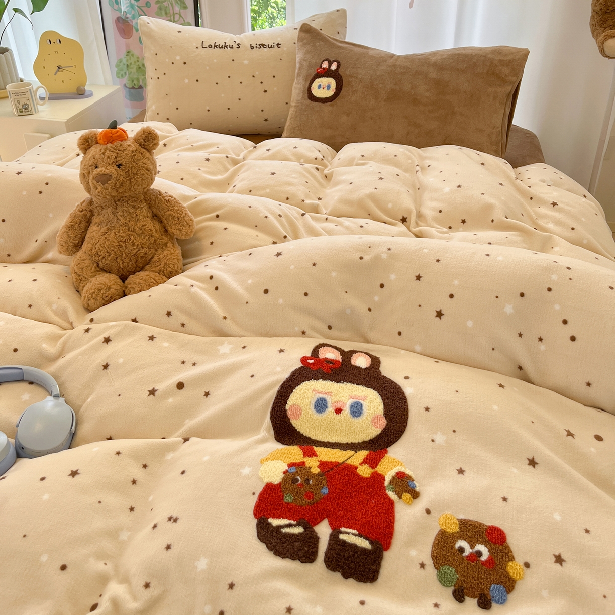 91家纺网 家纺一手货源 找家纺 如一 2025新款卡通毛巾绣系列牛奶绒四件套 拉布饼干