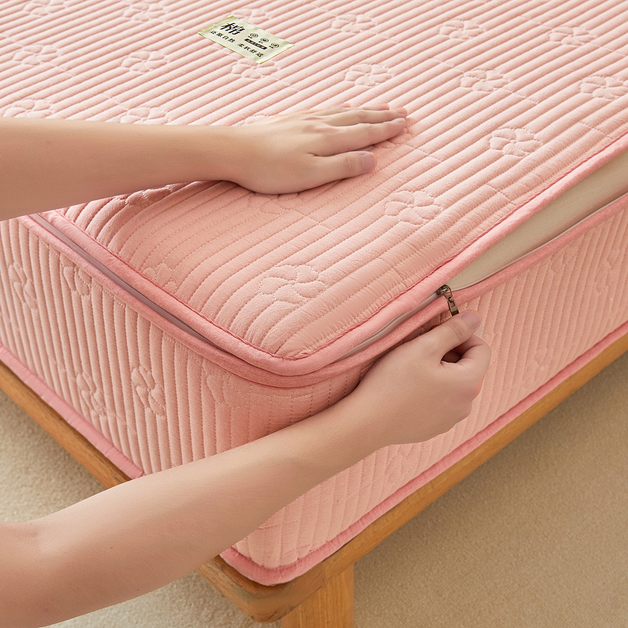 91家纺网 家纺一手货源 找家纺 伊人坊 2025新款全棉水洗棉六面全包床笠床垫保护套拉链床笠 小幸运-香玉