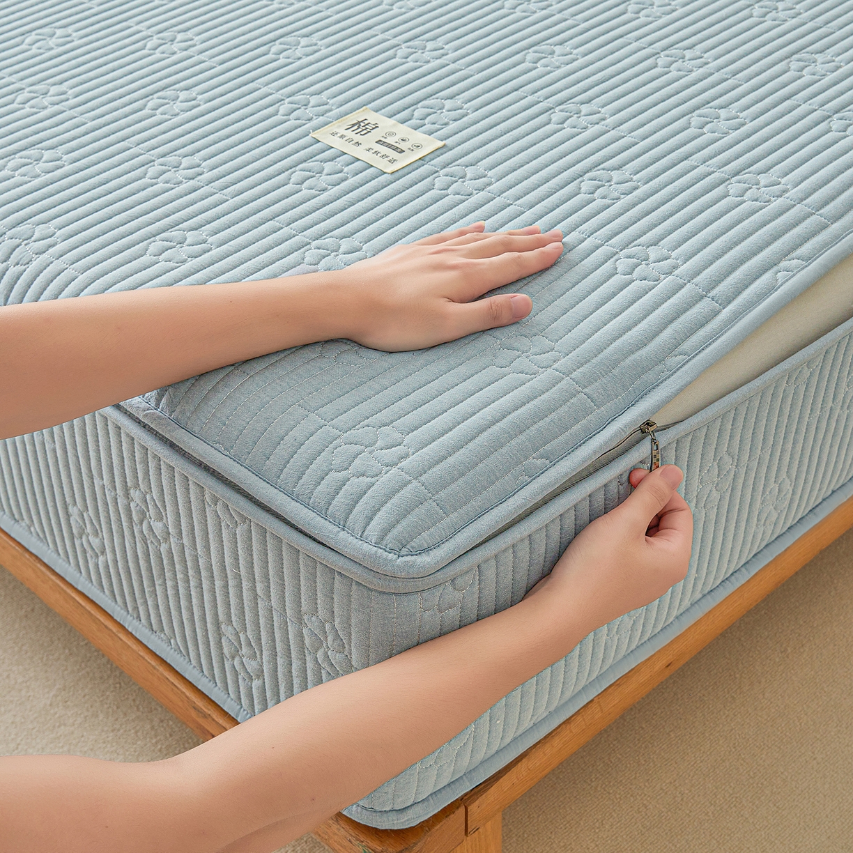 91家纺网 家纺一手货源 找家纺 伊人坊 2025新款全棉水洗棉六面全包床笠床垫保护套拉链床笠 小幸运-雾蓝