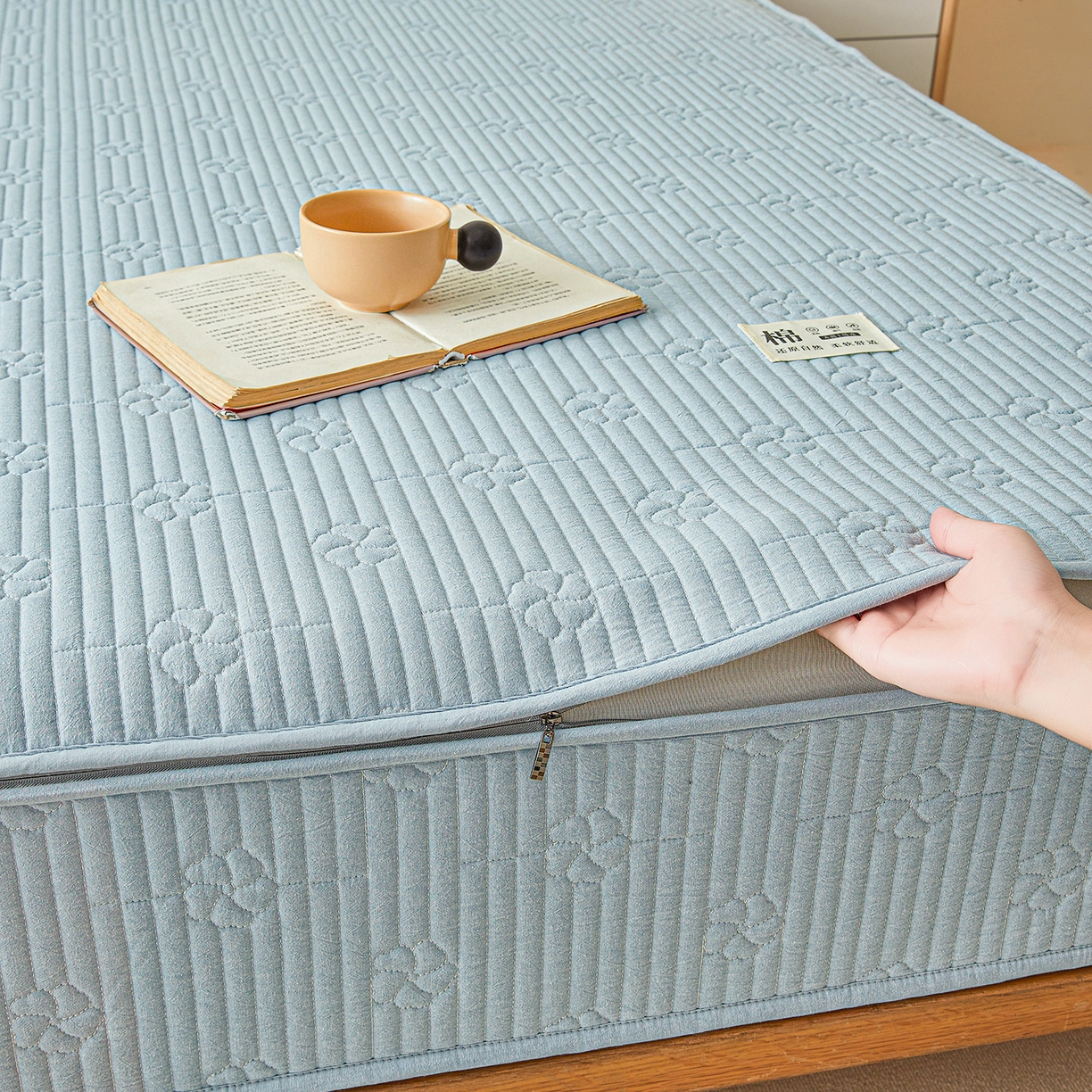 91家纺网 家纺一手货源 找家纺 伊人坊 2025新款全棉水洗棉六面全包床笠床垫保护套拉链床笠 小幸运-雾蓝