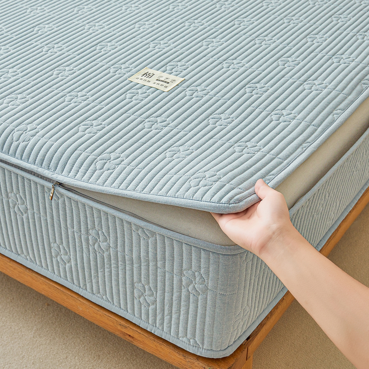 91家纺网 家纺一手货源 找家纺 伊人坊 2025新款全棉水洗棉六面全包床笠床垫保护套拉链床笠 小幸运-雾蓝