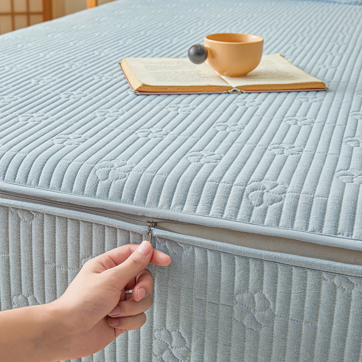 91家纺网 家纺一手货源 找家纺 伊人坊 2025新款全棉水洗棉六面全包床笠床垫保护套拉链床笠 小幸运-雾蓝