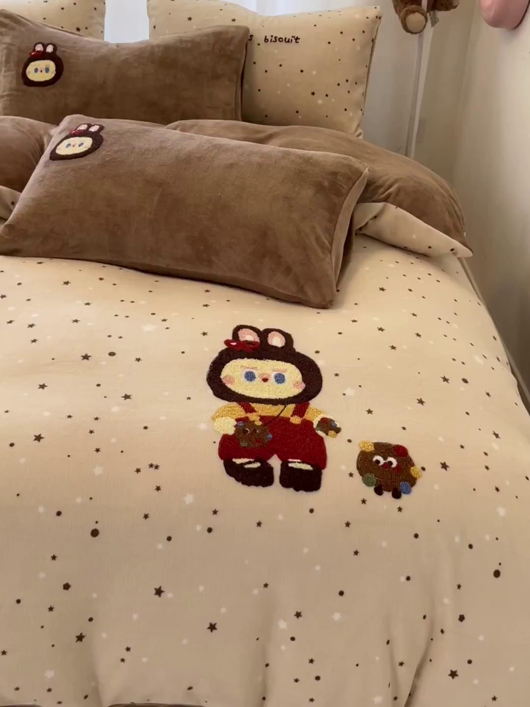 91家纺网 家纺一手货源 找家纺 如一 2025新款卡通毛巾绣系列牛奶绒四件套 拉布饼干