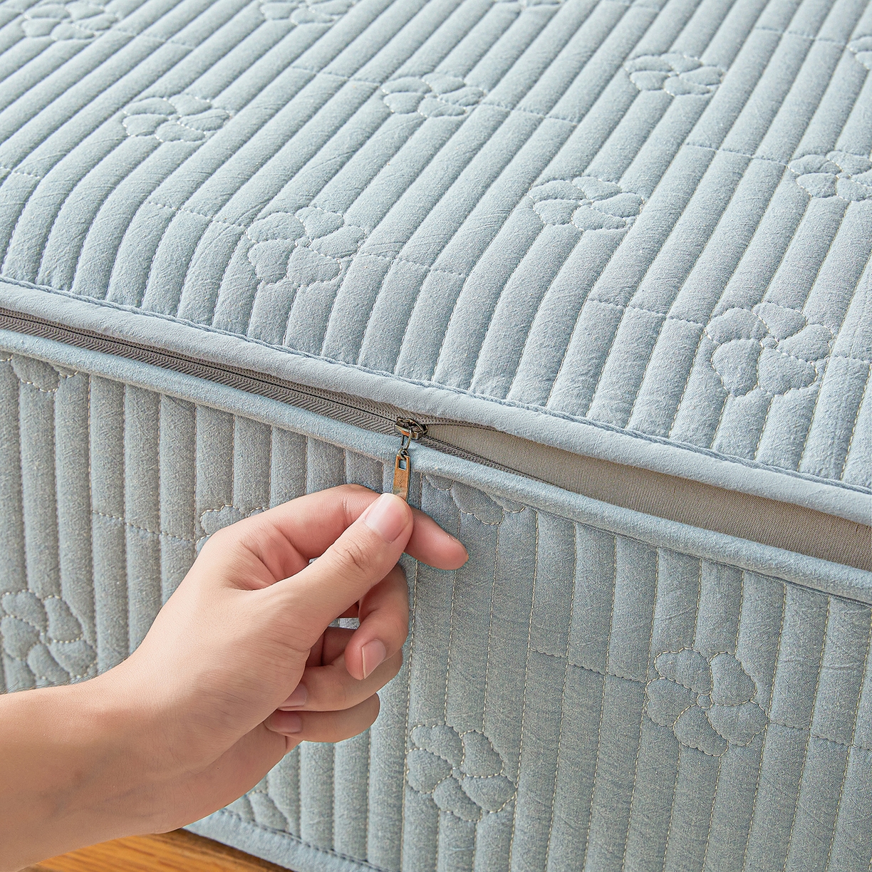 91家纺网 家纺一手货源 找家纺 伊人坊 2025新款全棉水洗棉六面全包床笠床垫保护套拉链床笠 小幸运-雾蓝