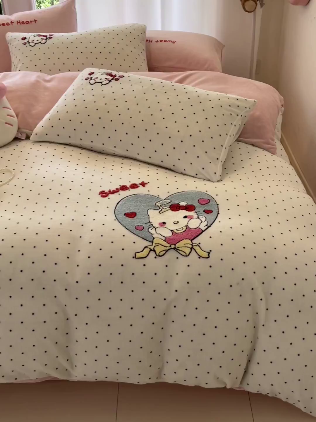 91家纺网 家纺一手货源 找家纺 如一 2025新款卡通毛巾绣系列牛奶绒四件套 爱心天使