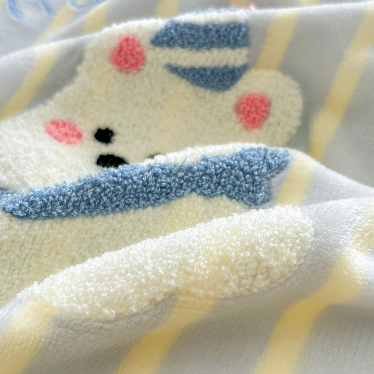 91家纺网 家纺一手货源 找家纺 如一 2025新款卡通毛巾绣系列牛奶绒四件套 竖条西高