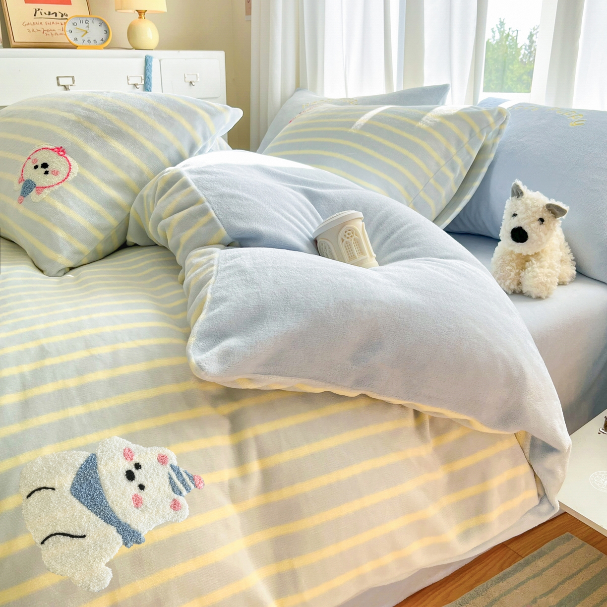 91家纺网 家纺一手货源 找家纺 如一 2025新款卡通毛巾绣系列牛奶绒四件套 竖条西高