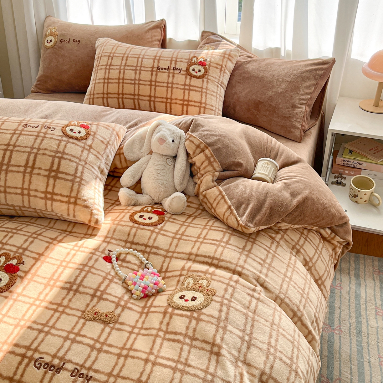 91家纺网 家纺一手货源 找家纺 如一 2025新款卡通毛巾绣系列牛奶绒四件套 苹果拉布