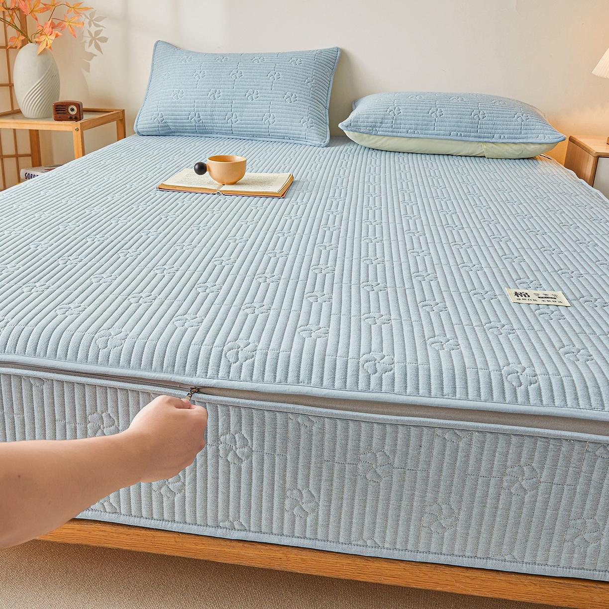 91家纺网 家纺一手货源 找家纺 伊人坊 2025新款全棉水洗棉六面全包床笠床垫保护套拉链床笠 小幸运-雾蓝