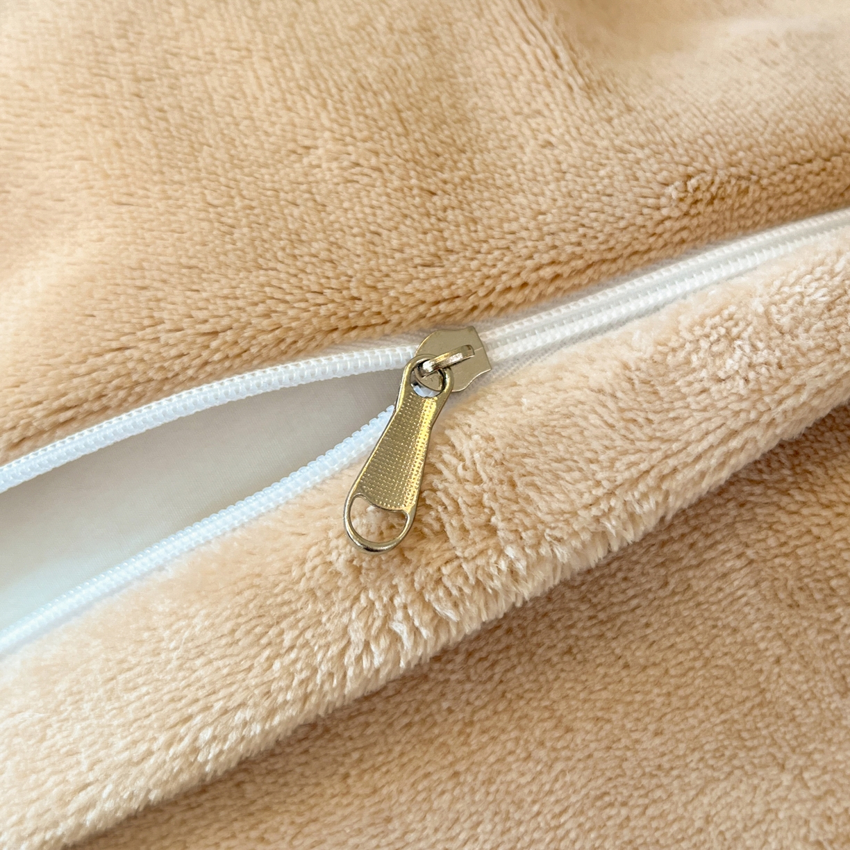 91家纺网 家纺一手货源 找家纺 如一 2025新款卡通毛巾绣系列牛奶绒四件套 卡皮柿子