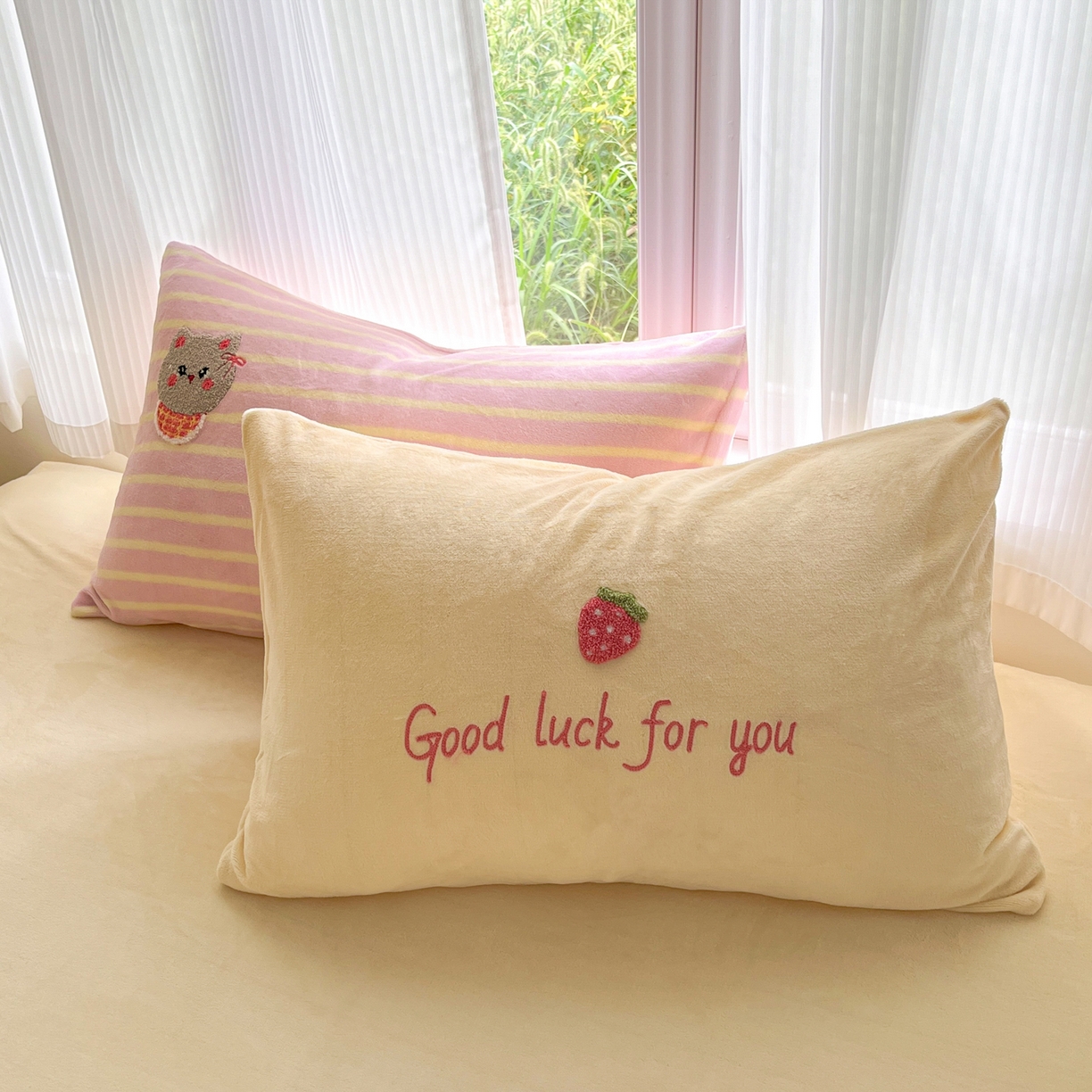 91家纺网 家纺一手货源 找家纺 如一 2025新款卡通毛巾绣系列牛奶绒四件套 草莓灰猫