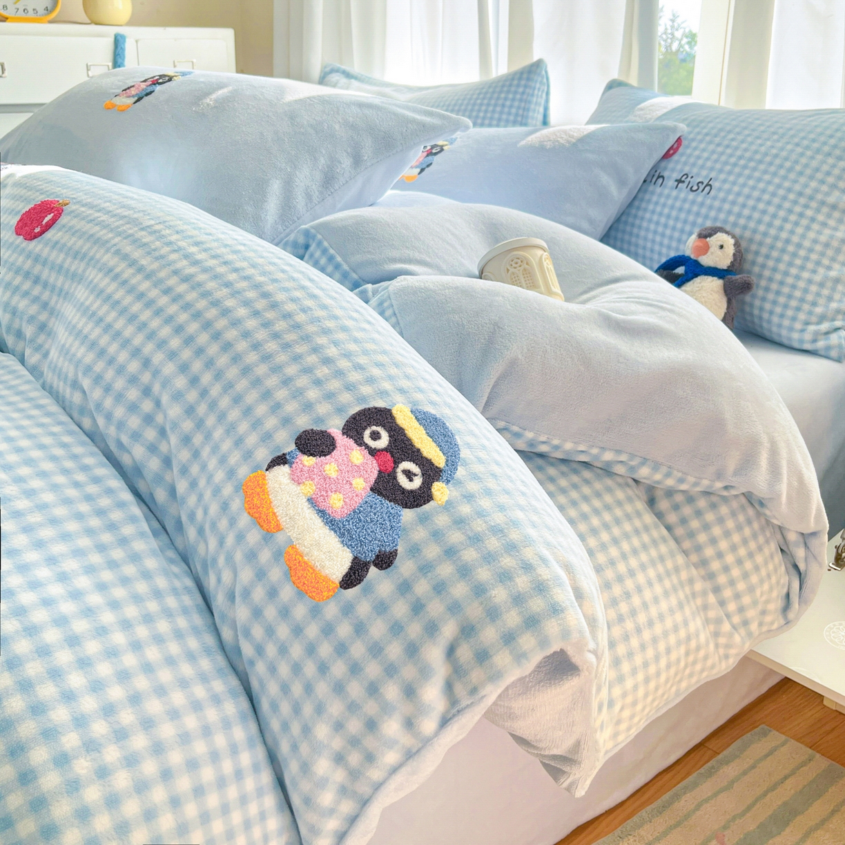 91家纺网 家纺一手货源 找家纺 如一 2025新款卡通毛巾绣系列牛奶绒四件套 快乐企鹅