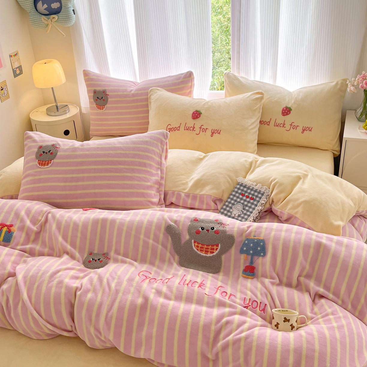 91家纺网 家纺一手货源 找家纺 如一 2025新款卡通毛巾绣系列牛奶绒四件套 草莓灰猫