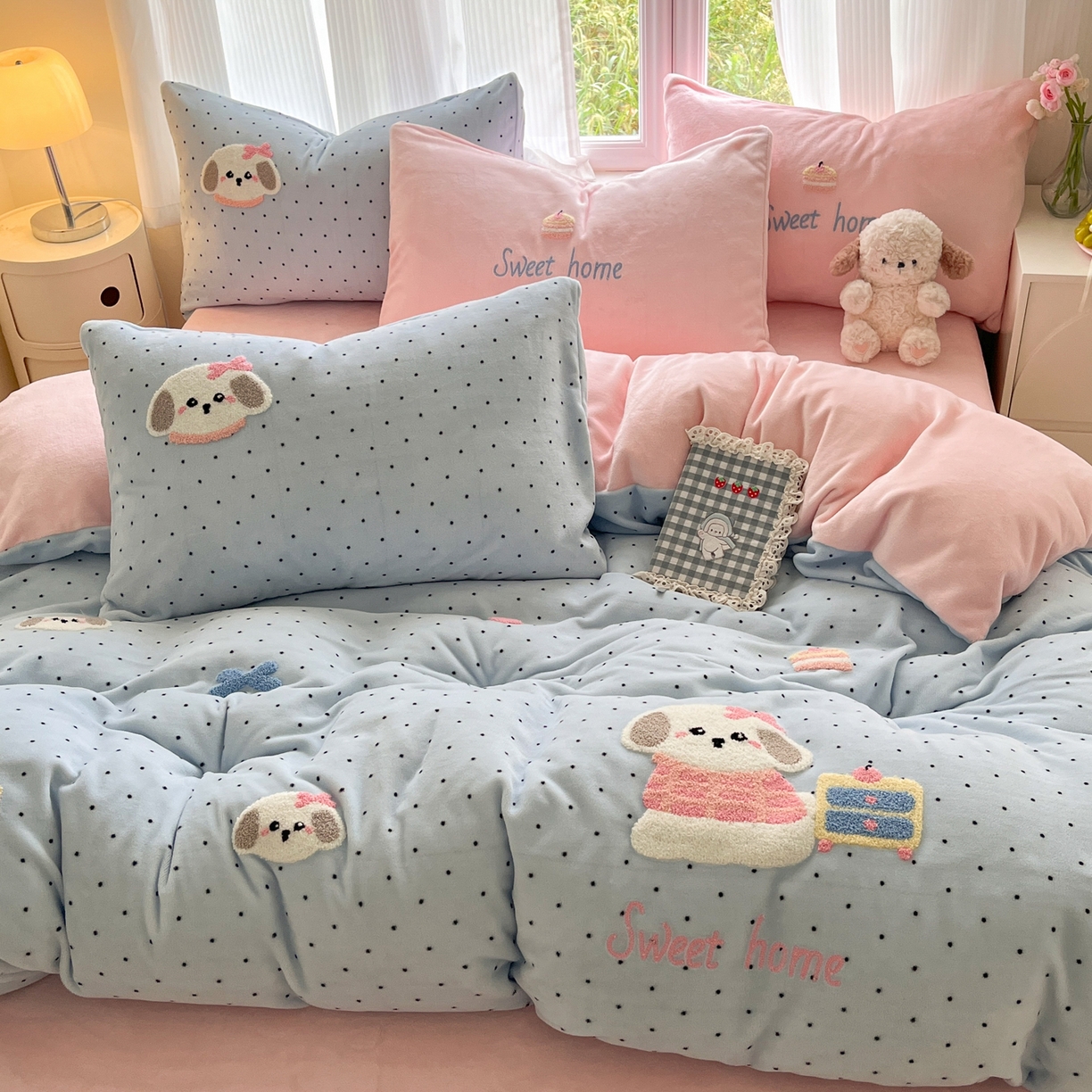 91家纺网 家纺一手货源 找家纺 如一 2025新款卡通毛巾绣系列牛奶绒四件套 蛋糕小狗