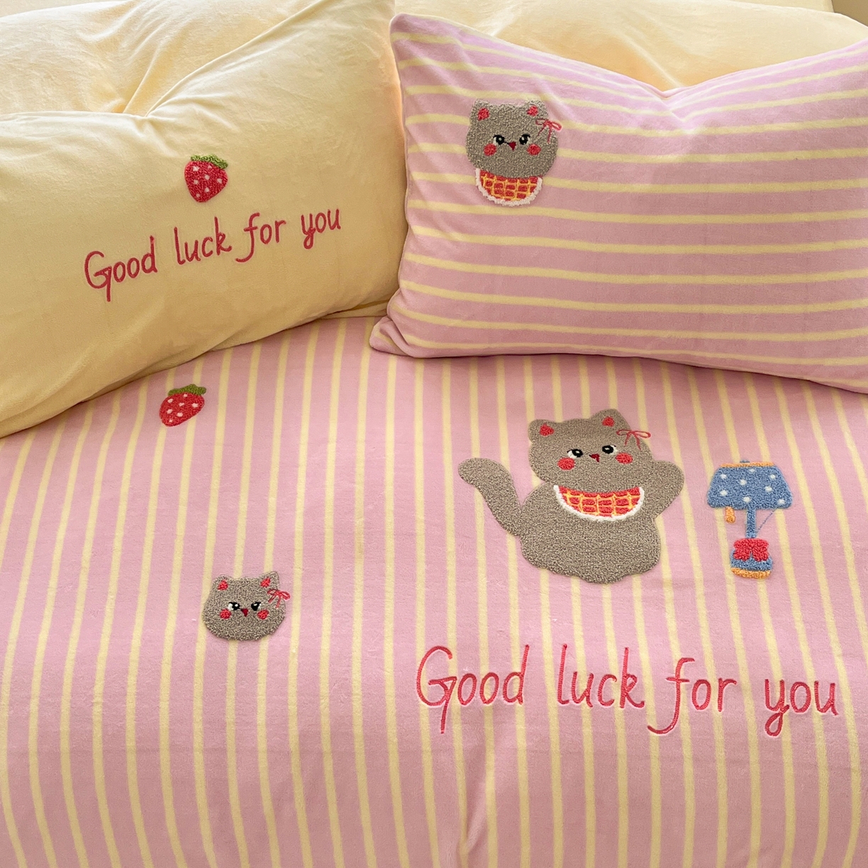 91家纺网 家纺一手货源 找家纺 如一 2025新款卡通毛巾绣系列牛奶绒四件套 草莓灰猫