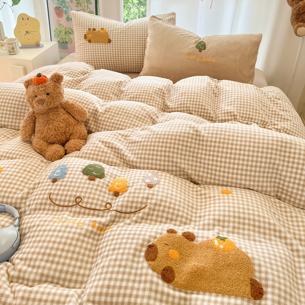 91家纺网 家纺一手货源 找家纺 如一 2025新款卡通毛巾绣系列牛奶绒四件套 卡皮柿子