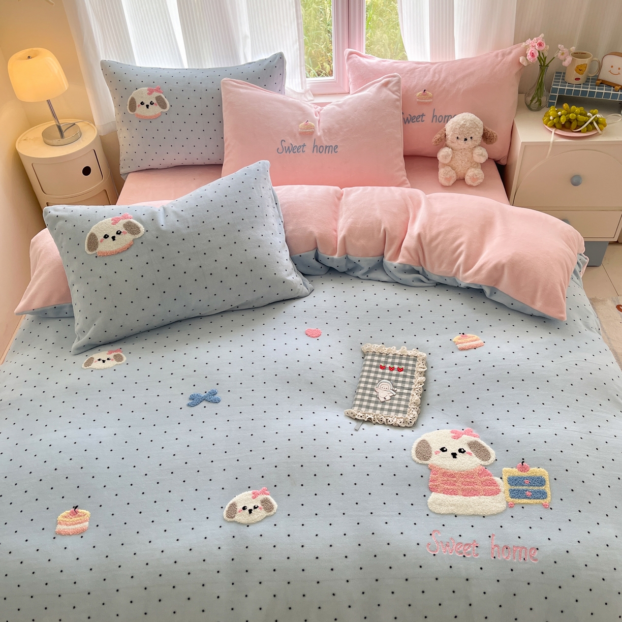 91家纺网 家纺一手货源 找家纺 如一 2025新款卡通毛巾绣系列牛奶绒四件套 蛋糕小狗