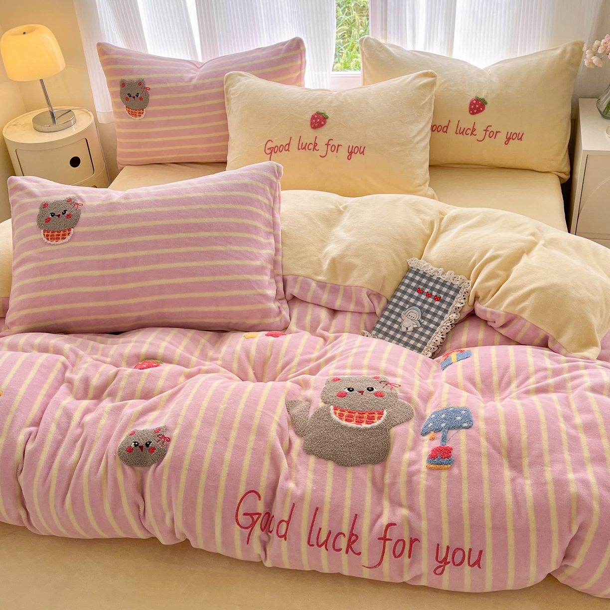 91家纺网 家纺一手货源 找家纺 如一 2025新款卡通毛巾绣系列牛奶绒四件套 草莓灰猫