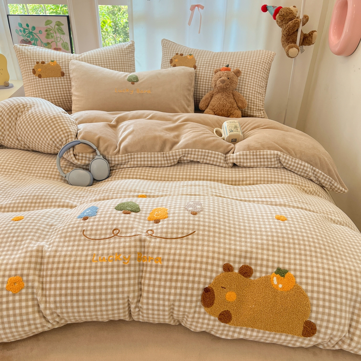 91家纺网 家纺一手货源 找家纺 如一 2025新款卡通毛巾绣系列牛奶绒四件套 卡皮柿子