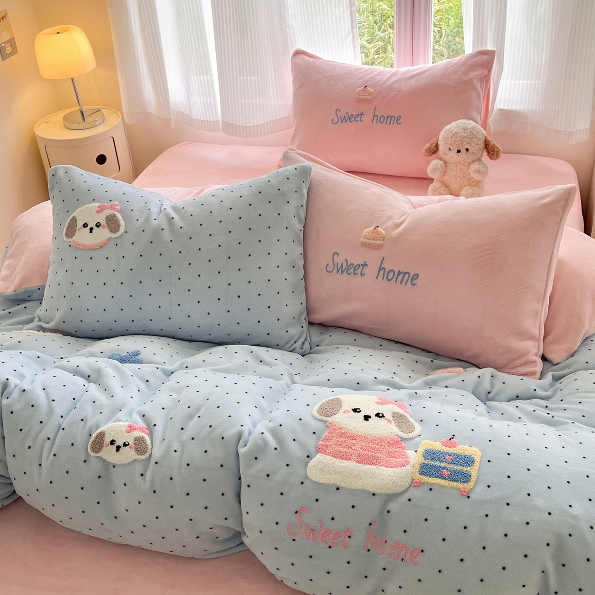 91家纺网 家纺一手货源 找家纺 如一 2025新款卡通毛巾绣系列牛奶绒四件套 蛋糕小狗