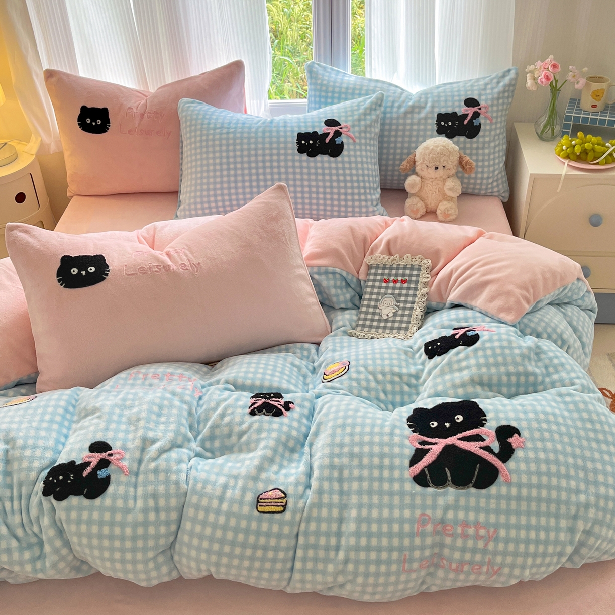 91家纺网 家纺一手货源 找家纺 如一 2025新款卡通毛巾绣系列牛奶绒四件套 蓝格黑猫