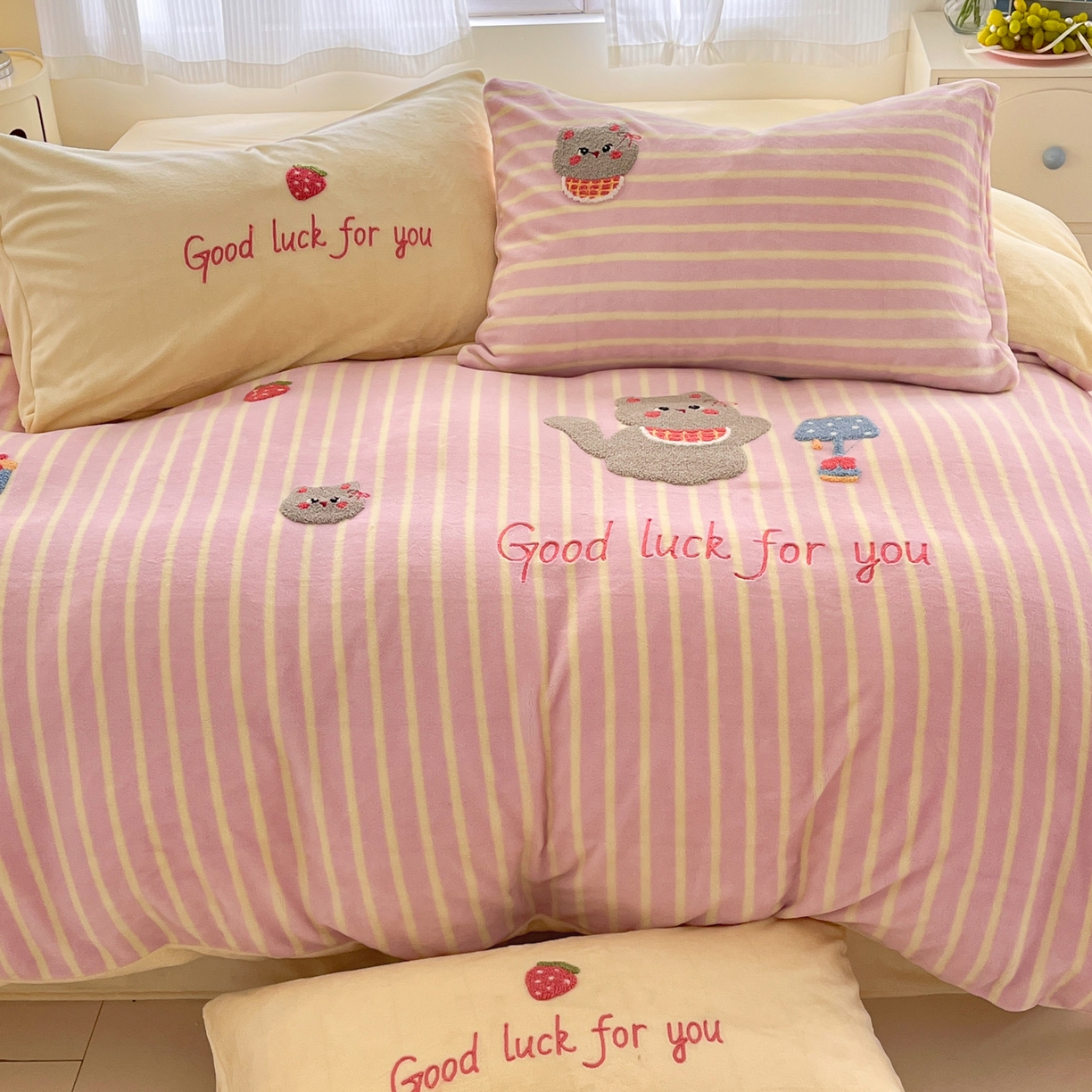 91家纺网 家纺一手货源 找家纺 如一 2025新款卡通毛巾绣系列牛奶绒四件套 草莓灰猫