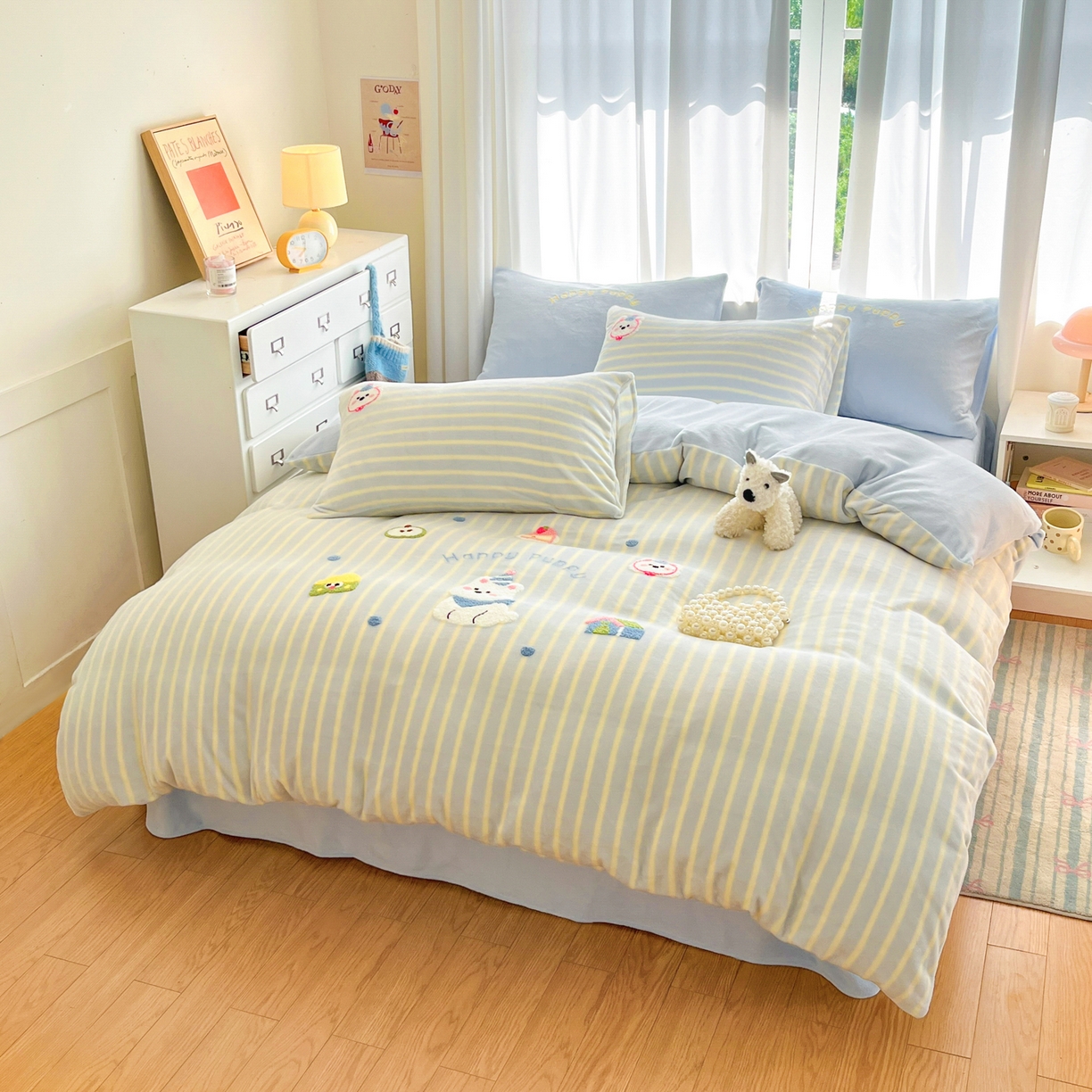 91家纺网 家纺一手货源 找家纺 如一 2025新款卡通毛巾绣系列牛奶绒四件套 竖条西高