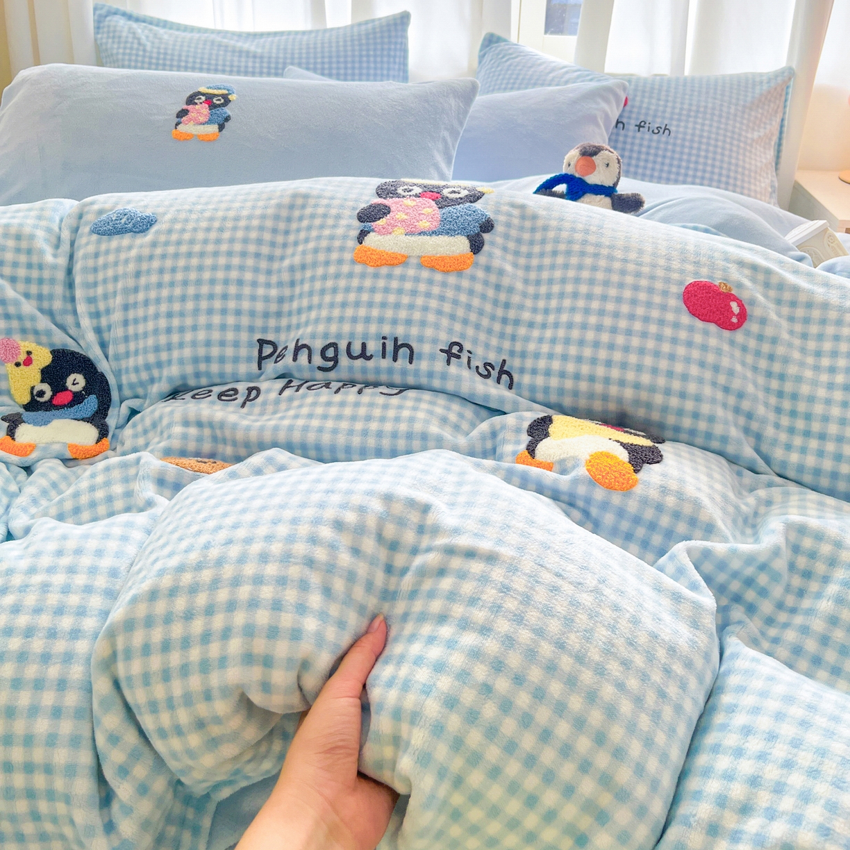 91家纺网 家纺一手货源 找家纺 如一 2025新款卡通毛巾绣系列牛奶绒四件套 快乐企鹅