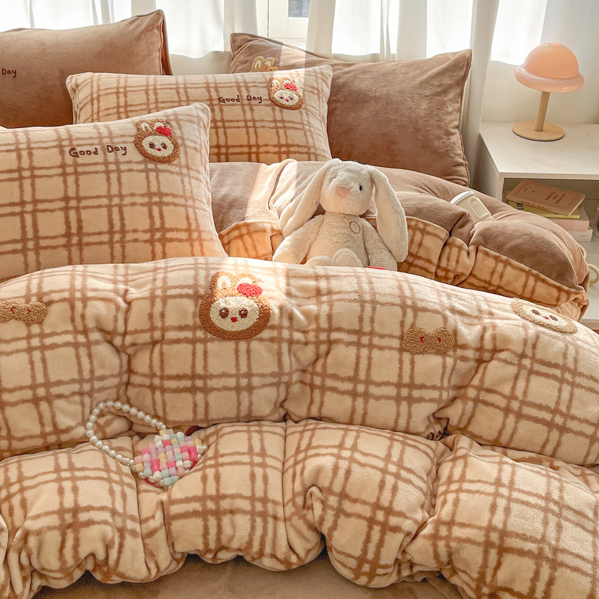 91家纺网 家纺一手货源 找家纺 如一 2025新款卡通毛巾绣系列牛奶绒四件套 苹果拉布