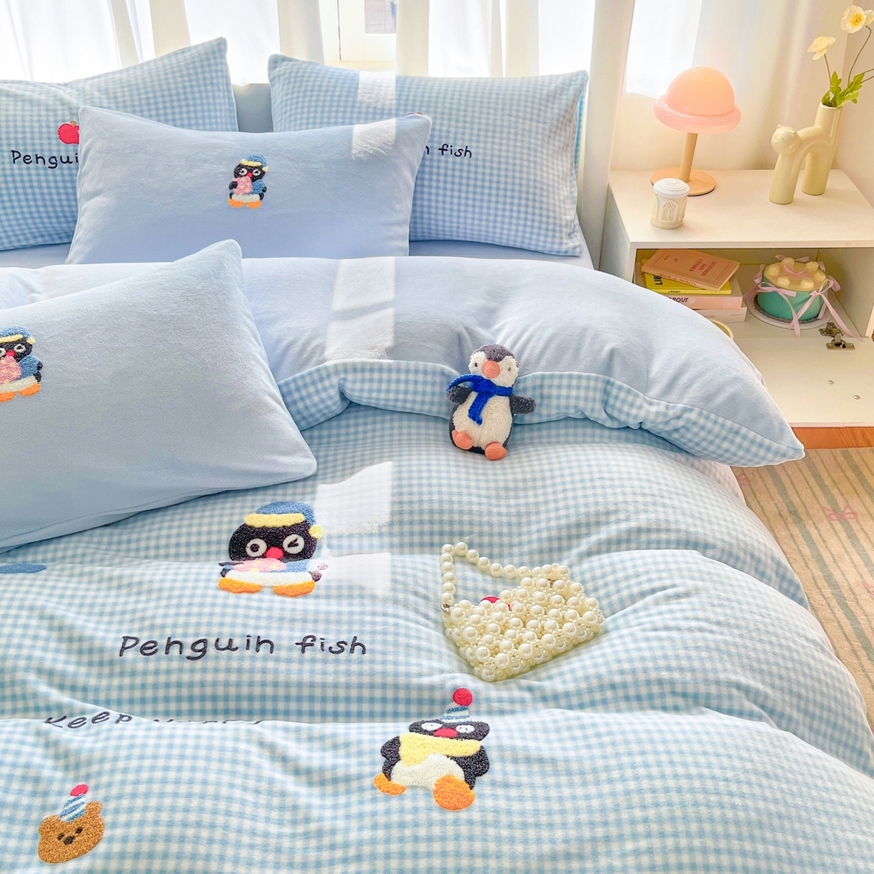 91家纺网 家纺一手货源 找家纺 如一 2025新款卡通毛巾绣系列牛奶绒四件套 快乐企鹅