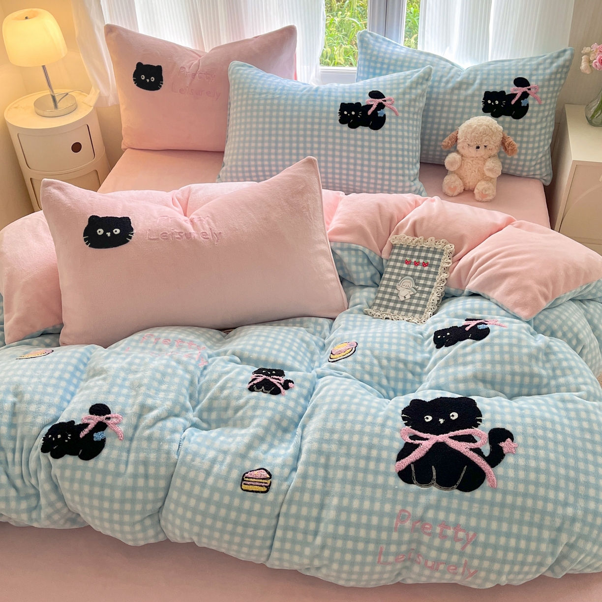 91家纺网 家纺一手货源 找家纺 如一 2025新款卡通毛巾绣系列牛奶绒四件套 蓝格黑猫