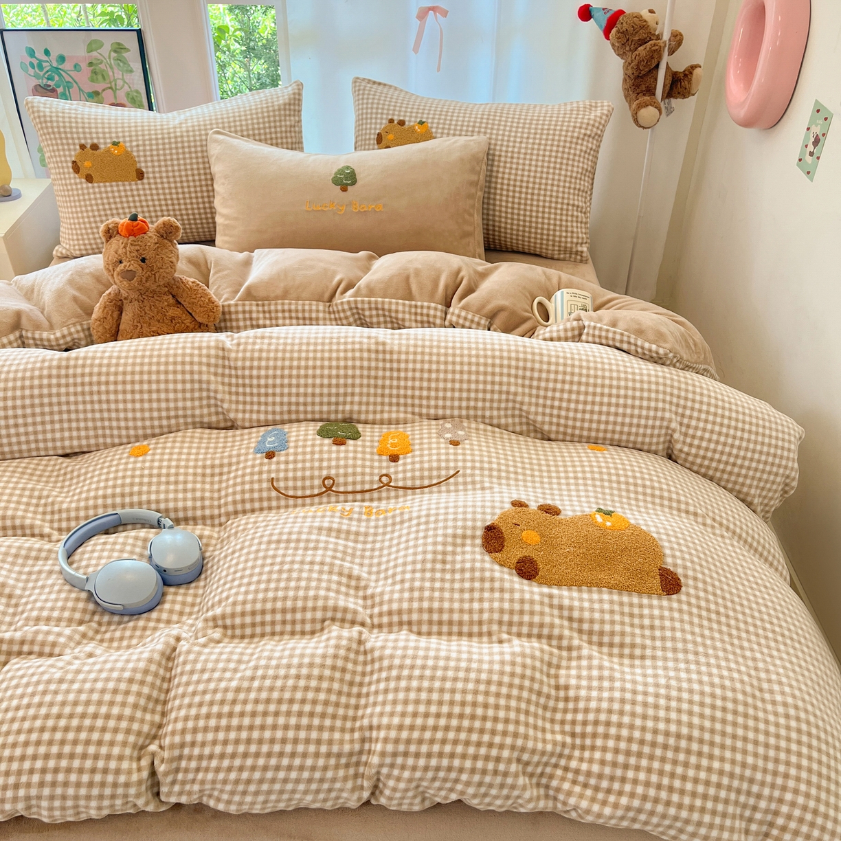 91家纺网 家纺一手货源 找家纺 如一 2025新款卡通毛巾绣系列牛奶绒四件套 卡皮柿子