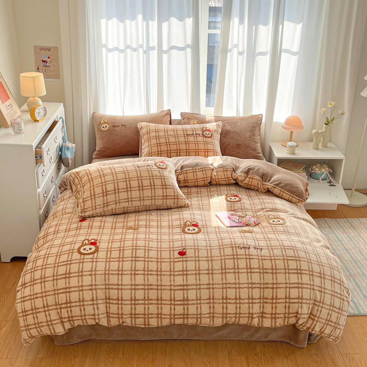 91家纺网 家纺一手货源 找家纺 如一 2025新款卡通毛巾绣系列牛奶绒四件套 苹果拉布