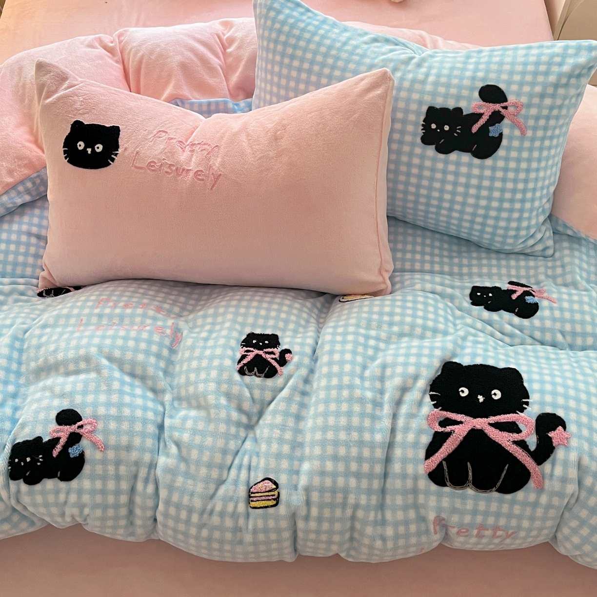 91家纺网 家纺一手货源 找家纺 如一 2025新款卡通毛巾绣系列牛奶绒四件套 蓝格黑猫