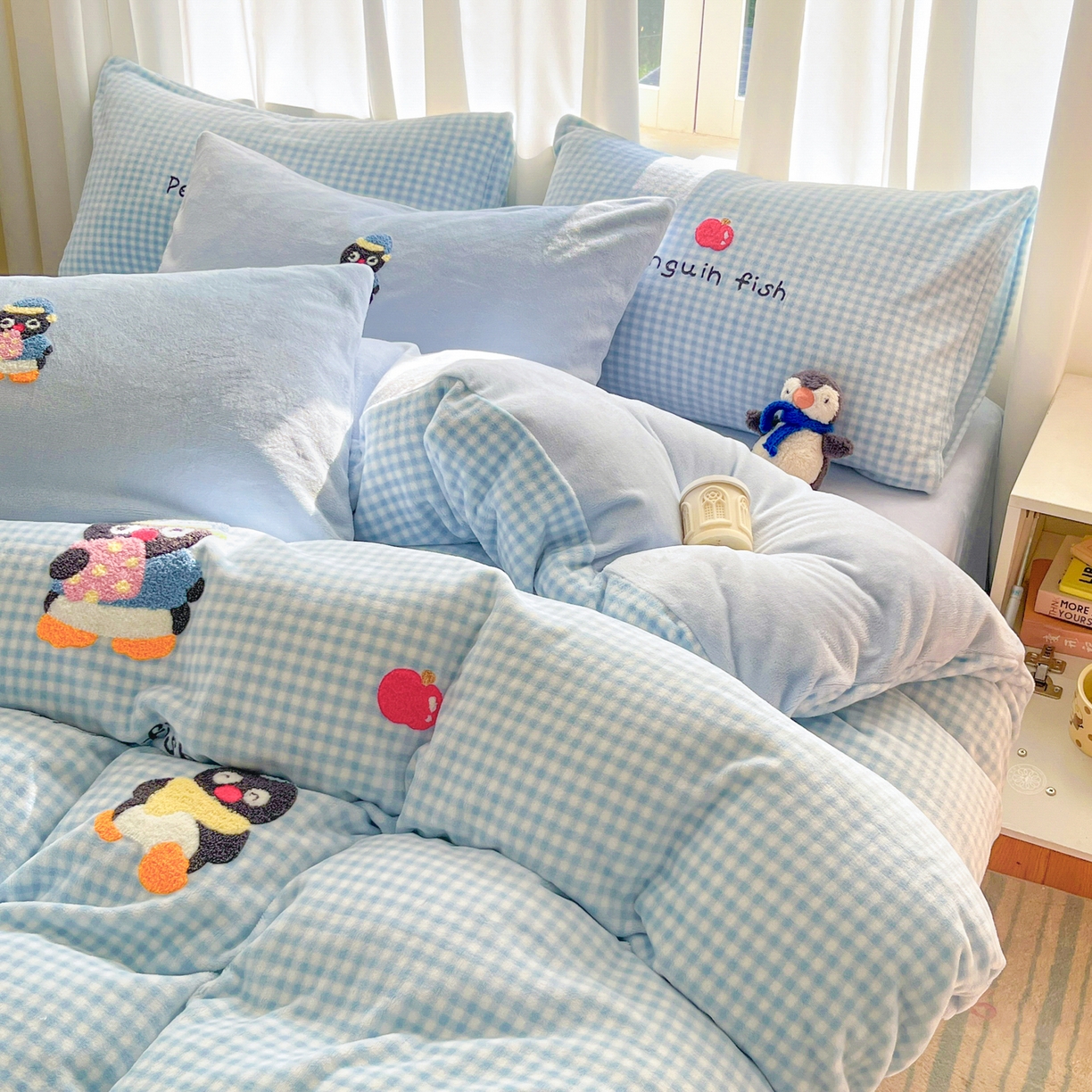 91家纺网 家纺一手货源 找家纺 如一 2025新款卡通毛巾绣系列牛奶绒四件套 快乐企鹅