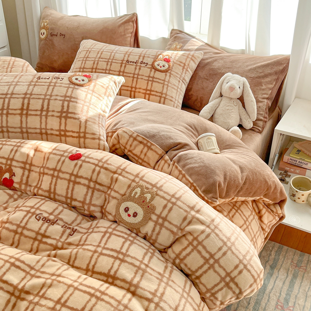 91家纺网 家纺一手货源 找家纺 如一 2025新款卡通毛巾绣系列牛奶绒四件套 苹果拉布