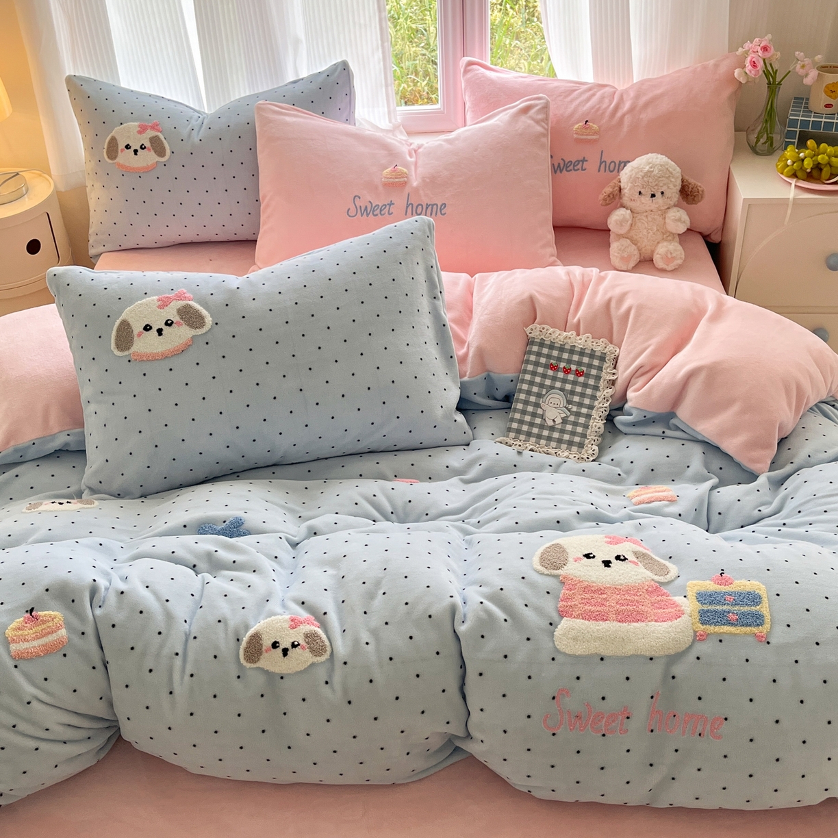 91家纺网 家纺一手货源 找家纺 如一 2025新款卡通毛巾绣系列牛奶绒四件套 蛋糕小狗