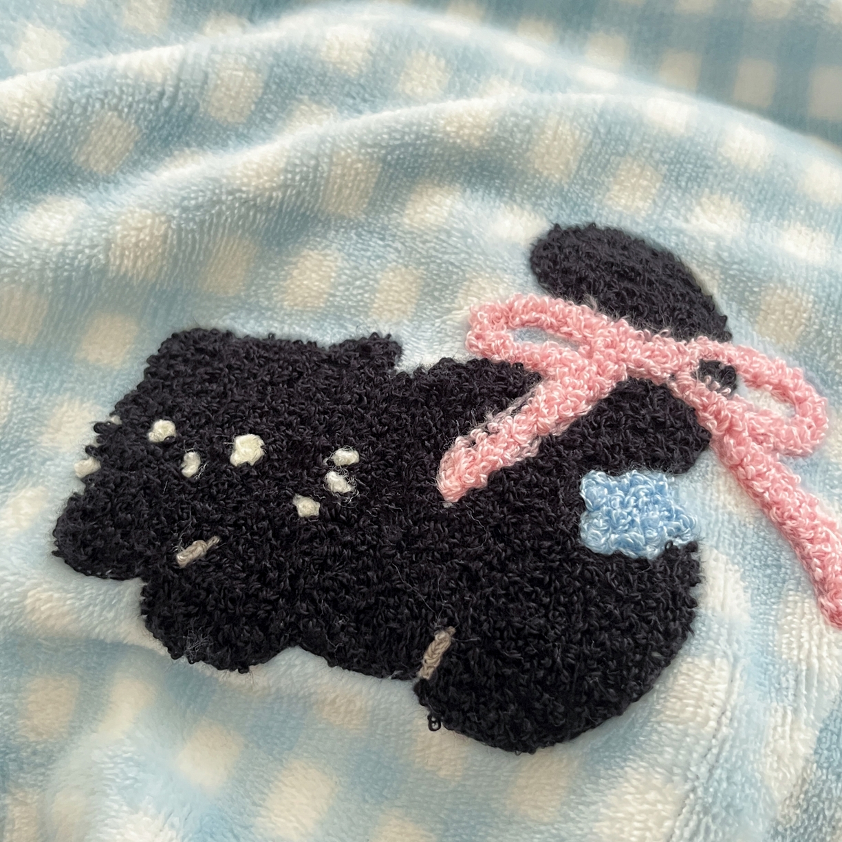 91家纺网 家纺一手货源 找家纺 如一 2025新款卡通毛巾绣系列牛奶绒四件套 蓝格黑猫