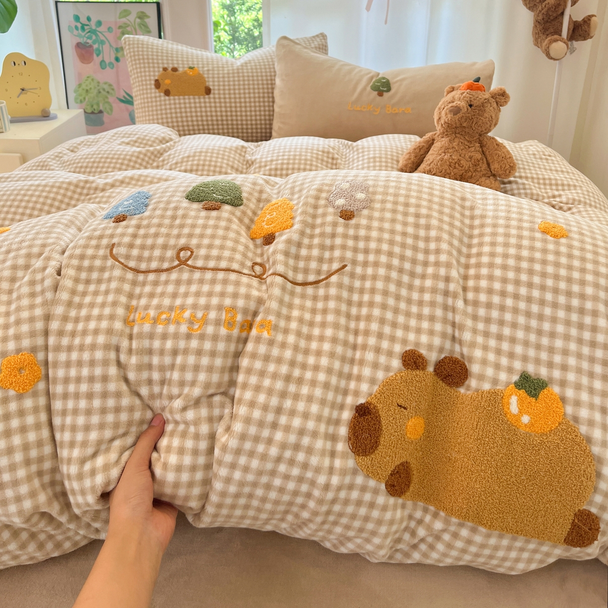 91家纺网 家纺一手货源 找家纺 如一 2025新款卡通毛巾绣系列牛奶绒四件套 卡皮柿子