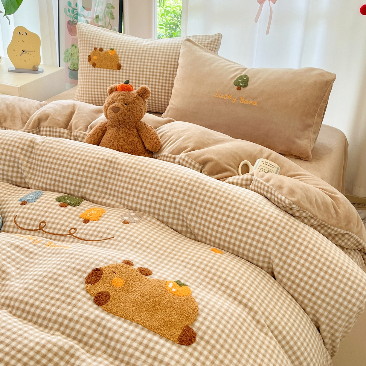 91家纺网 家纺一手货源 找家纺 如一 2025新款卡通毛巾绣系列牛奶绒四件套 卡皮柿子