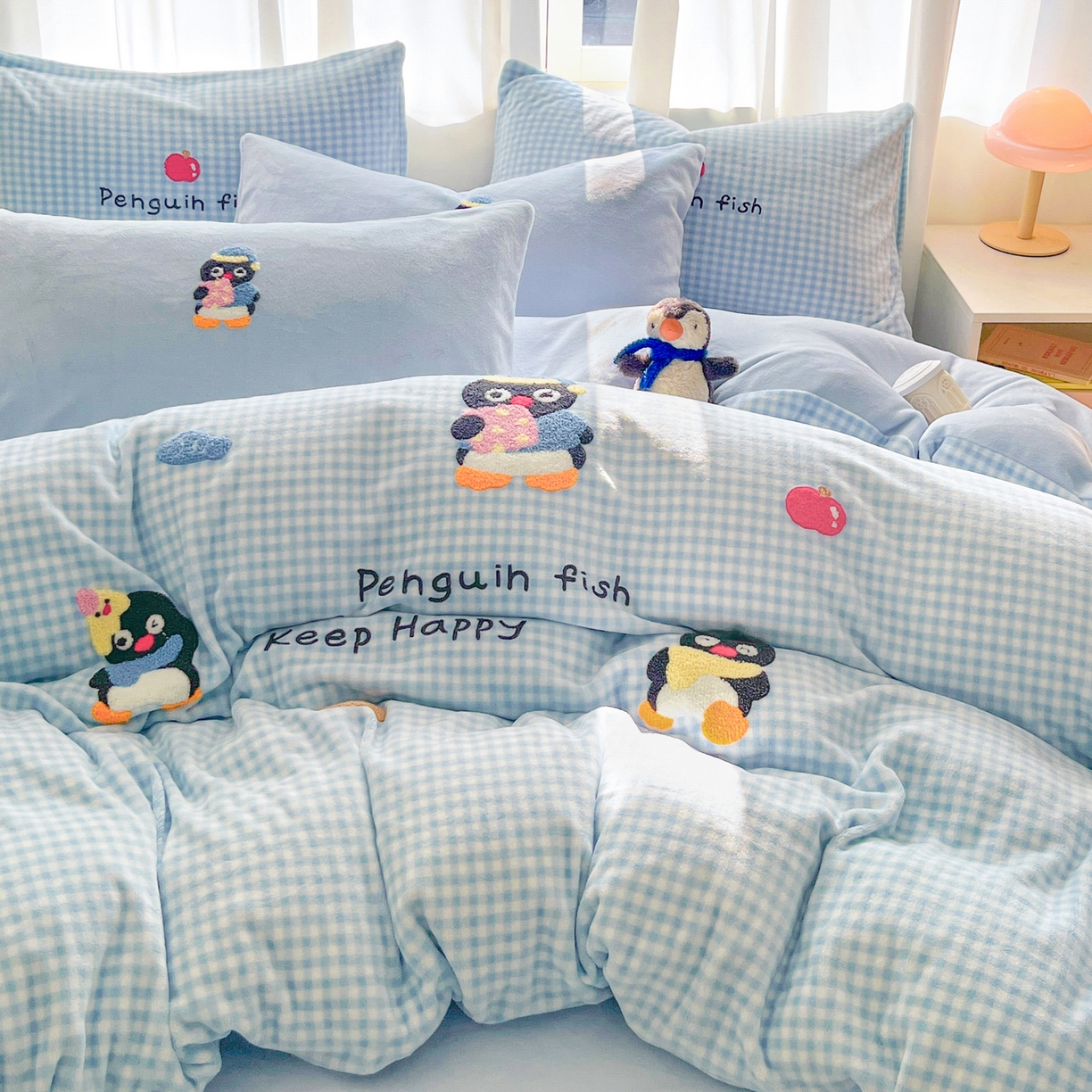 91家纺网 家纺一手货源 找家纺 如一 2025新款卡通毛巾绣系列牛奶绒四件套 快乐企鹅