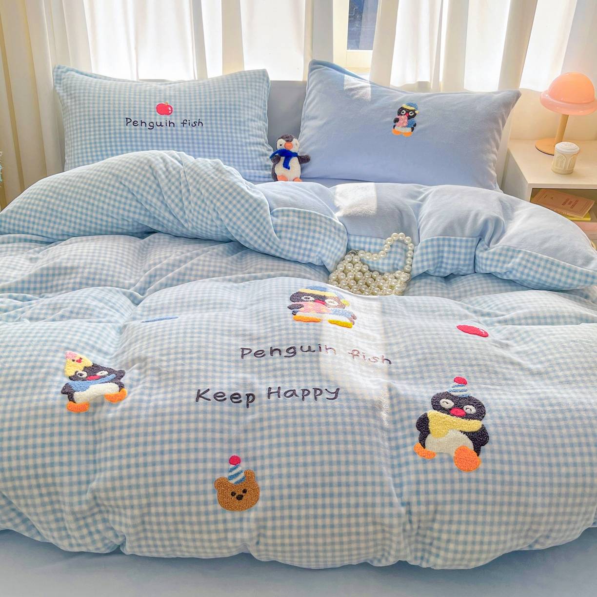 91家纺网 家纺一手货源 找家纺 如一 2025新款卡通毛巾绣系列牛奶绒四件套 快乐企鹅