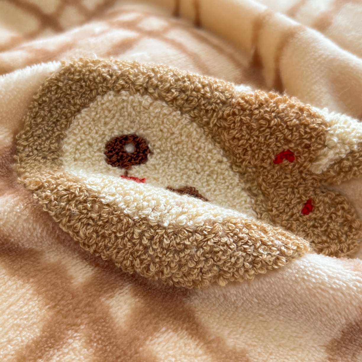 91家纺网 家纺一手货源 找家纺 如一 2025新款卡通毛巾绣系列牛奶绒四件套 苹果拉布