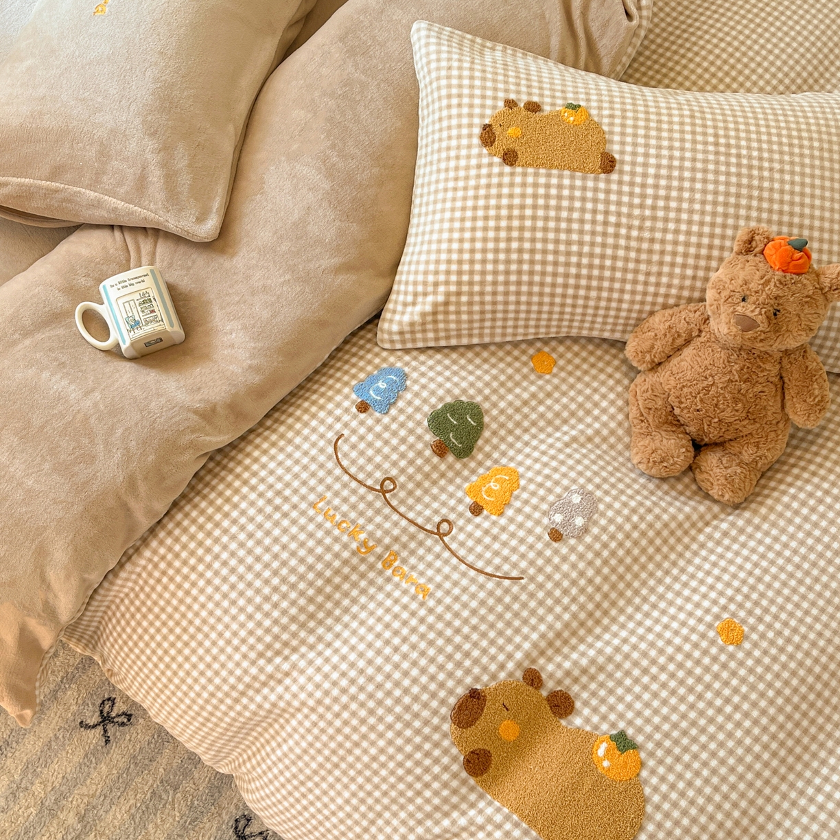 91家纺网 家纺一手货源 找家纺 如一 2025新款卡通毛巾绣系列牛奶绒四件套 卡皮柿子