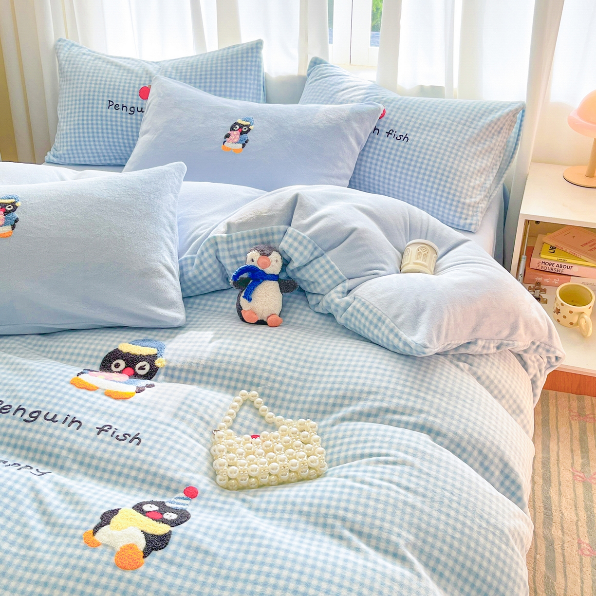 91家纺网 家纺一手货源 找家纺 如一 2025新款卡通毛巾绣系列牛奶绒四件套 快乐企鹅