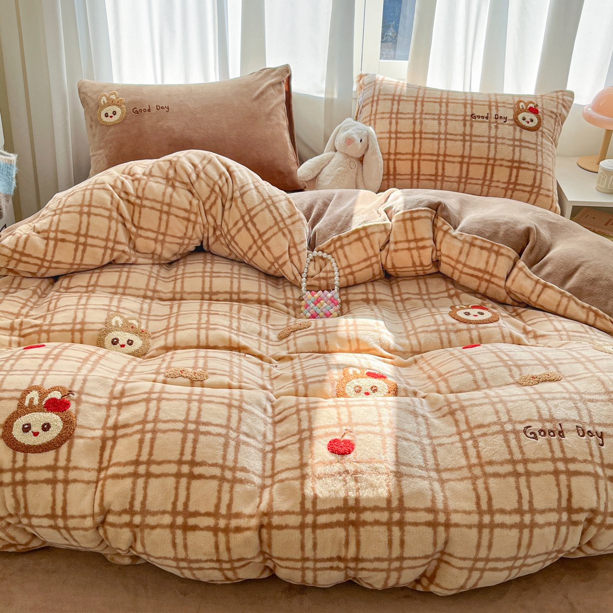 91家纺网 家纺一手货源 找家纺 如一 2025新款卡通毛巾绣系列牛奶绒四件套 苹果拉布